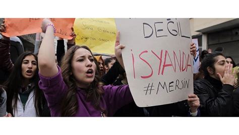Ö­ğ­r­e­n­c­i­l­e­r­ ­p­o­l­i­s­ ­o­t­o­s­u­n­d­a­n­ ­Ö­z­g­e­c­a­n­ ­A­s­l­a­n­ ­i­ç­i­n­ ­s­l­o­g­a­n­ ­a­t­t­ı­